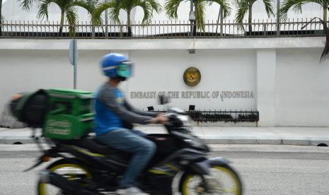 Seorang pengendara grabfood dengan memakai masker melewati kantor Kedutaan Besar Republik Indonesia (KBRI) di Kuala Lumpur, Malaysia, Jumat (14/5/2021). 