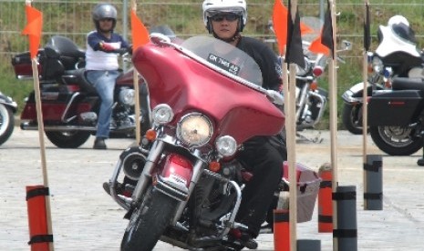 Seorang pengendara Harley Davidson belajar safety riding di Surabaya, Ahad (13/3).