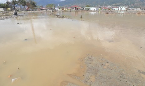 Penetapan Lokasi Rawan Bencana: Seorang pengendara melintas di sekitar bekas jalan umum dan kawasan perumahan warga yang telah rata akibat tersapu tsunami, dan kini terendam air laut, di Palu, Sulawesi Tengah, Senin (25/2/2019).