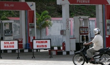 Seorang pengendara motor berada di SPBU yang telah kehabisan Bahan Bakar Minyak (BBM) di Tapaktuan, Kabupaten Aceh Selatan, Jumat (1/7). Meski persediaan solar mencapai 2.383 Kl dan bensin 2.340 Kl di depo Pertamina Krueng Raya Provinsi Aceh, namun krisis 