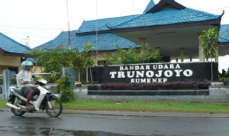 Seorang pengendara motor melintas di area Bandara Trunojoyo Sumenep, Jawa Timur.