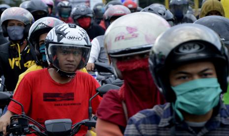 Memasuki fase untuk menjalankan hidup di era normal baru, para pengguna sepeda motor harus bisa membiasakan diri dengan penerapan protokol kesehatan yang sudah dianjurkan oleh pemerintah. 