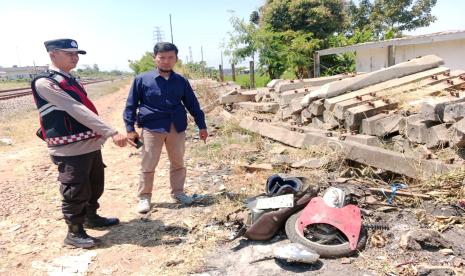 Seorang pengendara motor yang berstatus mahasiswa Daris Mujahid (18 tahun) tewas usai tertabrak kereta api  Pasundan jurusan Bandung-Surabaya di pintu perlintasan Desa Cibiru Hilir, Kecamatan Cileunyi, Kabupaten Bandung, Selasa (3/9/2024) siang. Kondisi sepeda motor korban pun mengalami  kerusakan parah. 