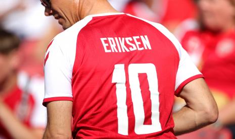 Seorang penggemar Denmark mengenakan jersey pemain sepak bola Denmark Christian Eriksen sebelum pertandingan sepak bola babak penyisihan Grup B Euro 2020 antara Denmark dan Belgia di Kopenhagen, Denmark, 17 Juni 2021. 