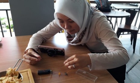 Seorang penggiat fotografi miniatur tengah mengambil gambar obyek kecil di salah satu cafe di Kota Sukabumi Ahad (3/2). Keberadaan miniatur fotografi ini selain hobi tapi bisa menghasilkan pendapatan.