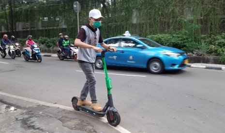 Seorang pengguna skuter listrik sedang melintas di Jalan Setiabudi Raya, Jakarta Pusat, Rabu (13/11). 