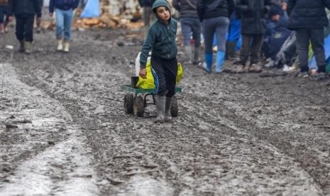 Seorang pengungsi anak di kamp 'hutan' dekat Calais, Prancis.