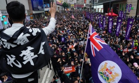 Seorang pengunjuk rasa berpartisipasi dalam demonstrasi di Hong Kong, Rabu (1/1).