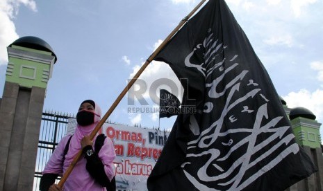  Seorang pengunjuk rasa melakukan aksi menolak RUU Ormas di depan komplek Parlemen, Jakarta, Jumat (5/4).  (Republika/Yasin Habibi)