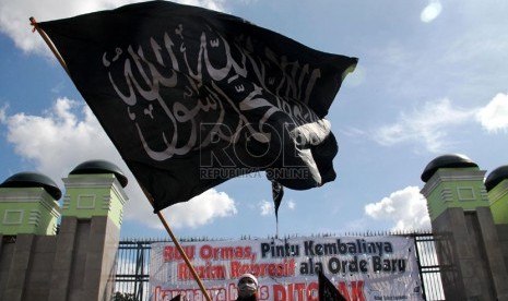 Seorang pengunjuk rasa melakukan aksi menolak RUU Ormas di depan komplek Parlemen, Jakarta, Jumat (5/4).  (Republika/Yasin Habibi)