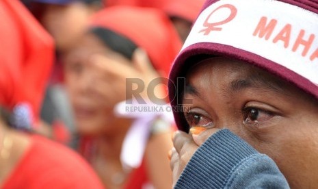  Seorang pengunjuk rasa menangis terharu usai menyaksikan aksi teatrikal peringatan Hari Perempuan Sedunia di depan Istana Negara, Jakarta Pusat, Jumat (8/3).   (Republika/Rakhmawaty La'lang)