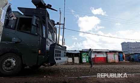 Seorang pengunjukrasa mengadang mobil canon water polisi saat kerusuhan terjadi di kawasan Kawangware  Nairobi.