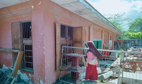 Seorang pengunjung berdiri di bangunan tua bekas gedung Nederlandsch Indische Handelsbank, bank peninggalan Pemerintah Belanda yang berada di kawasan Pantai Ampenan Kota Mataram, Provinsi Nusa Tenggara Barat. 