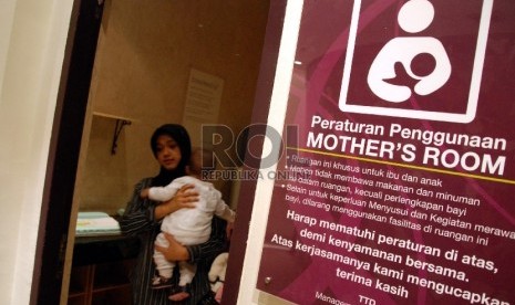 Seorang pengunjung mal usai menyusui bayinya di ruang menyusui khusus atau mother room di Senayan City, Jakarta, Rabu (16/2). Ruangan khusus menyusui dan mengganti popok ini merupakan salah satu layanan pihak pusat perbelanjaan untuk memudahkan ibu.