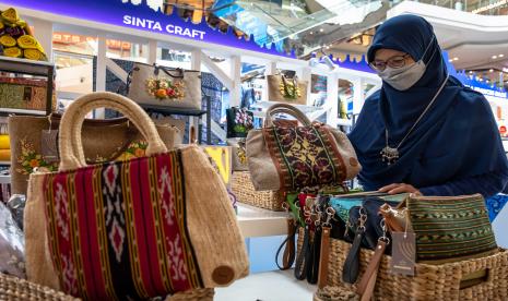 Seorang pengunjung melihat kerajinan tas pada pameran UMKM Gayeng 2022 yang diselenggarakan Bank Indonesia Kantor Perwakilan Jawa Tengah di Mall Paragon, Semarang, Jawa Tengah. Pameran produk UMKM yang diselenggarakan di Indonesia, Singapura, dan Belgia bertema UMKM Gayeng 2022 Go Grande: Go Green, Sustainable, Digital and Export itu diikuti 152 pelaku berbagai produk UMKM Jawa Tengah sebagai upaya memajukan UMKM Jawa Tengah di pasar nasional maupun internasional.