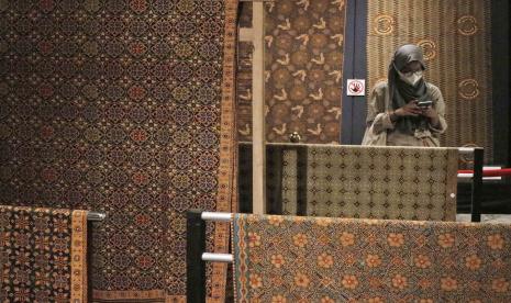 Seorang pengunjung melihat koleksi batik pada pameran batik nitik di Museum Tekstil, Jakarta, Ahad (23/10/2022). Sejumlah perbankan Tanah Air sedang mengkaji kemungkinan menjadikan Kekayaan Intelektual (KI) sebagai agunan kredit. 