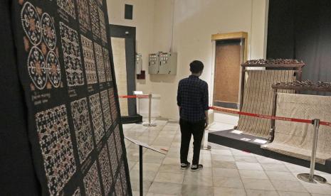 Seorang pengunjung melihat koleksi batik pada pameran batik nitik di Museum Tekstil, Jakarta, Ahad (23/10/2022). Pameran yang diprakarsai oleh Yayasan Batik Indonesia dan Museum Tekstil tersebut dapat mendorong daerah penghasil wastra untuk mengajukan hak kekayaan intelektual berupa indikasi geografis dengan menampilkan 80 kain batik, berlangsung hingga 12 November 2022. 