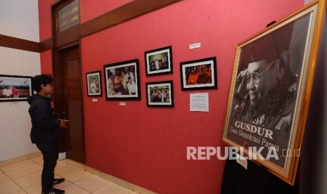 Seorang pengunjung melihat koleksi foto Gus Dur di rumah pergerakan Gus Dur sesaat sebelum pembukaan di Menteng, Jakarta Pusat, Ahad (24/1).