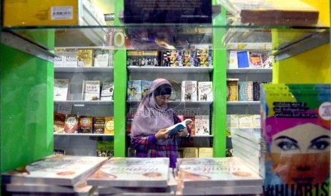  Seorang pengunjung membaca buku di pameran Islamic Book Fair (IBF) 2013 di Senayan, Jakarta, Ahad (10/3).  (Republika/Agung Supriyanto)