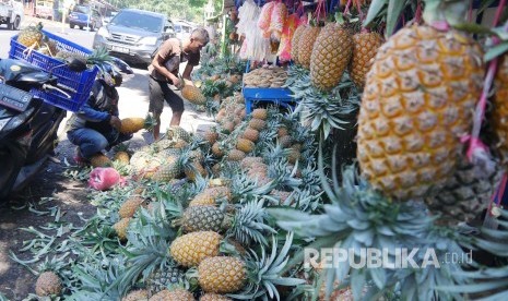 Seorang pengunjung memilih nanas, di Jalan Sariater, Kabupaten Subang. Koperasi Produsen Singgalang Sari Maju (PSSM) memberikan bantuan berupa 1,2 ton nanas segar jenis Smooth Cayene kepada tenaga medis dan relawan yang tengah menanggulangi wabah Covid-19.