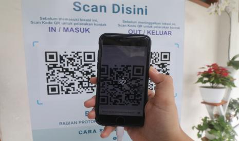 Seorang pengunjung memindai kode batang (QR Code) melalui aplikasi PeduliLindungi sebelum memasuki kantor pemerintah daerah Kota Kediri, Jawa Timur, Senin (1/11/2021). Mengantisipasi isu sertifikat vaksin indonesia tidak dikenal atau diakui di sejumlah negara di luar negeri, Kementerian Kesehatan telah mengeluarkan sertifikat vaksin internasional. 