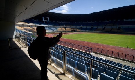 Seorang pengunjung memotret lapangan Stadion Gelora Bandung Lautan Api (GBLA) di Gedebage, Bandung, Jawa Barat, Selasa (14/1/2020). 