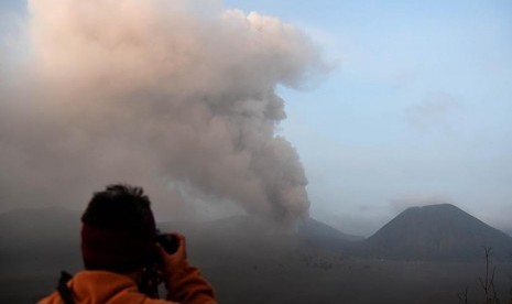  Seorang pengunjung mendokumentasi abu vulkanik dari Gunung Bromo di Cemoro Lawang, Probolinggo, Jawa Timur, Ahad (6/12). (Antara/M Risyal Hidayat)