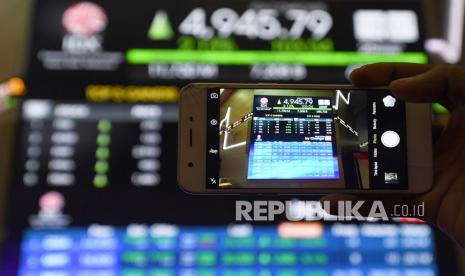 Indeks saham sempat dibuka di zona merah di sesi awal sebelum kembali menanjak ke zona positif dan menguat ke level 5.057,83. 