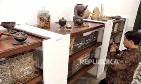 Seorang pengunjung mengabadikan via kamera pameran rempah-rempah (ilustrasi)