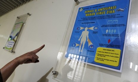 Seorang pengunjung mengamati poster yang menginformasikan tentang virus Zika di RSPI Sulianti Saroso, Jakarta, Jumat (12/2).