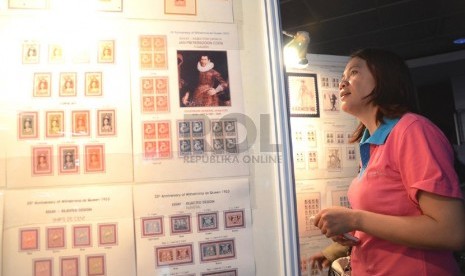  Seorang pengunjung mengamati prangko zaman kolonial pada Pameran Nasional Filateli 'Bandoeng 2013' di Gedung wahana Bakti Pos, Kota Bandung, Rabu (25/9).  (Republika/Edi Yusuf)