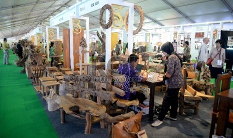 Seorang pengunjung mengamati produk furniture pada pameran Indonesia International Furniture Expo (IFEX) 2015 di JI Expo Kemayoran, Jakarta, Kamis (12/3).