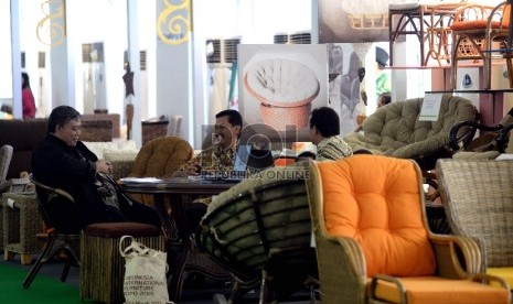 Seorang pengunjung mengamati produk furniture pada pameran Indonesia International Furniture Expo (IFEX) 2015 di JI Expo Kemayoran, Jakarta, Kamis (12/3).