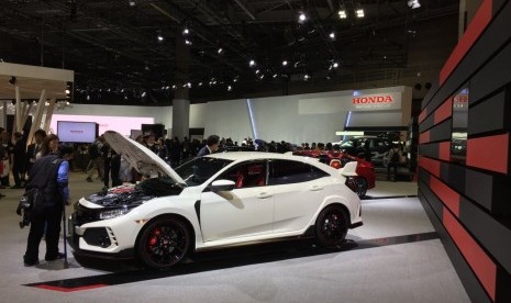 Seorang pengunjung sedang memperhatikan salah satu produk mobil Honda di arena pameran Tokyo Motor Show di Tokyo Rabu (25/10).