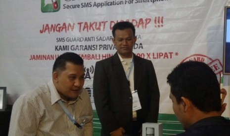 Seorang pengunjung sedang mencoba SMS Guard dalam Pameran Indonesia Connect 2013,di Jakarta Convention Center, Senayan Jakarta.