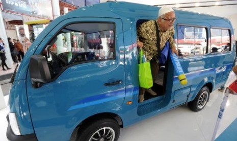 Seorang pengunjung turun dari mobil komersial produksi Tata Motors, Tata Super Ace 1400cc, di stan Tata Motors, di Indonesia International Motor Show (IIMS) 2013, di Jakarta, Selasa (24/9).