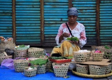 Seorang penjual bunga tabur tengah menunggu pembeli (ilustrasi).