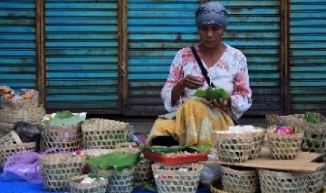 Seorang penjual bunga tabur tengah menunggu pembeli (ilustrasi).