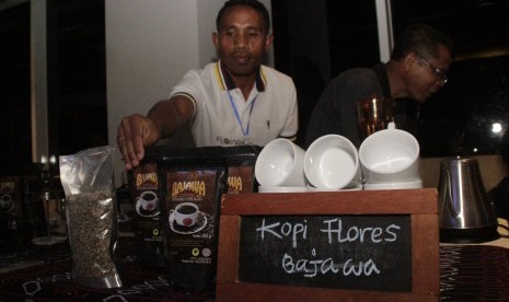 Seorang penjual Kopi Flores Bajawa merapikan kemasan kopi yang dipajang dalam acara Festival Kopi NTT di Kupang, NTT Sabtu, (30/3/2019) malam. Badan Pelaksana Otorita Labuan Bajo Flores (BPOLBF) telah memfasilitasi pertemuan bisnis (bussiness matching) antara penjual dan pembeli untuk memperluas pasar kopi spesialti Manggarai, NTT.