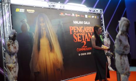 Seorang penonton menghadiri Malam Gala Peluncuran Film Pengabdi Setan 2 di Tropicana Garden Mall, Damansara, Kuala Lumpur, Malaysia, Selasa (9/8/2022). Menteri Koordinator Pembangunan Manusia dan Kebudayaan (Menko PMK), Muhadjir Effendy, menyebutkan, perkembangan film Indonesia di Tanah Air menjelang akhir pandemi cukup menggembirakan.