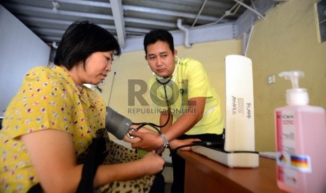 Seorang penumpang angkutan mudik lebaran memeriksakan kesehatan di posko pelayanan kesehatan gratis di rest area Tol Cikampek, Jawa Barat, Sabtu (11/7). (Republika/Rakhmawaty La'lang)