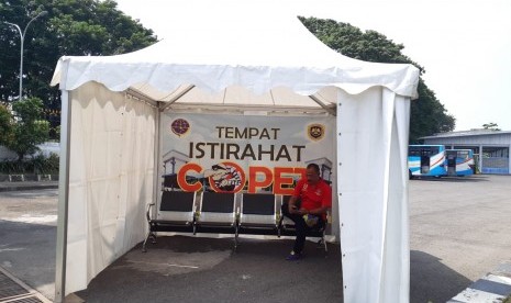 Seorang penumpang bus beristirahat di posko istrahat copet di Terminal Tirtonadi Solo, Selasa (28/5). Posko istirahat copet tersebut dipasang dengan tujuan untuk menyindir para pencopet agar tidak melakukan kejahatan di Terminal Tirtonadi. 