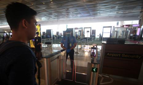 Seorang penumpang memindai wajahnya di mesin Face Recognition atau alat pengenal wajah sebelum melakukan proses keberangkatan di Terminal 3 Bandara Soekarno Hatta, Tangerang, Banten, Rabu (10/11/2021). Kementerian Perhubungan (Kemenhub) memperketat simpul transportasi udara, laut, dan darat untuk mengantisipasi masuknya varian baru Covd-19 yakni Omicron. 