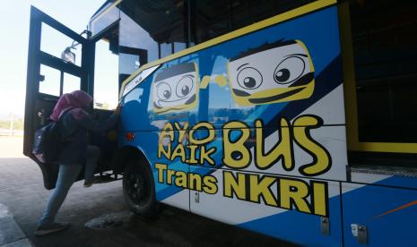 Seorang penumpang menaiki bus Damri Wisata di Terminal Dungingi, Kota Gorontalo, Gorontalo, Ahad (4/4/2021). Pemprov Gorontalo bersama Perum Damri menyiapkan lima armada bus wisata untuk mendukung pariwisata dengan tujuan objek wisata Lombongo dan Pantai Botutonuo dengan tarif Rp5.000 per orang.