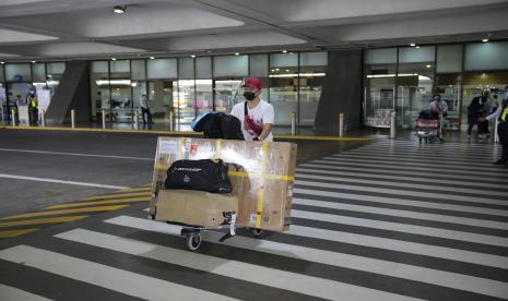  Seorang penumpang mendorong gerobaknya saat tiba di Bandara Internasional Manila, Filipina pada Senin, 6 September 2021. Pemerintah mencabut pembatasan perjalanan di India, Pakistan, Bangladesh, Sri Lanka, Nepal, Uni Emirat Arab, Oman, Thailand, Malaysia dan Indonesia mulai hari ini sebagai negara yang mencapai rekor satu hari tertinggi 22.415 kasus COVID-19 baru.