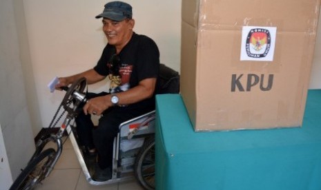 Seorang penyandang disabilitas mengikuti simulasi pemilihan dan sosialisasi Pilkada di Badan Koordinasi Kegiatan Kesejahteraan Sosial (BKKKS) Surabaya, Jawa Timur, Ahad  (22/11).