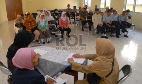   Seorang penyandang tuna netra membaca saritilawah Alquran dengan menggunakan cetakan huruf Braile di Panti Bina Netra Cahaya Batin, Jakarta Timur, Rabu (24/7).  (Republika/Rakhmawaty La'lang)