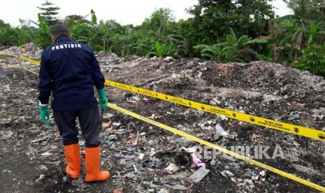 Seorang penyidik dari Gakkum KLHK sedang mengambil sampel limbah medis yang dibuang di tempat pembuangan sampah liar Desa Panguragan Wetan, Kamis (14/2).