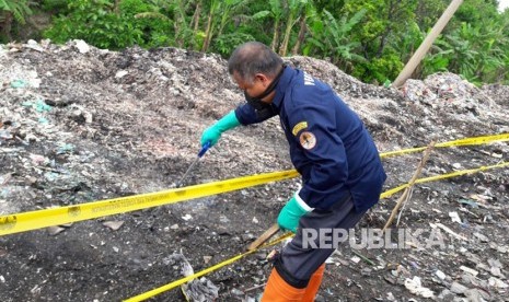 Seorang penyidik dari Gakkum KLHK sedang mengambil sampel limbah medis yang dibuang di tempat pembuangan sampah liar Desa Panguragan Wetan, Kamis (14/2).