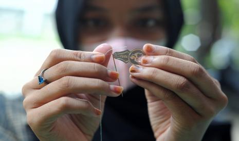 Seorang penyintas kekerasan seksual menyiapkan alat jahit saat pendampingan pembuatan pembalut kain oleh Beranda Perempuan di Jambi, Selasa (17/5/2022). Komnas Perempuan melaporkan, jumlah aduan kekerasan terhadap perempuan pada 2022 relatif menurun dibandingkan 2021. (ilustrasi)